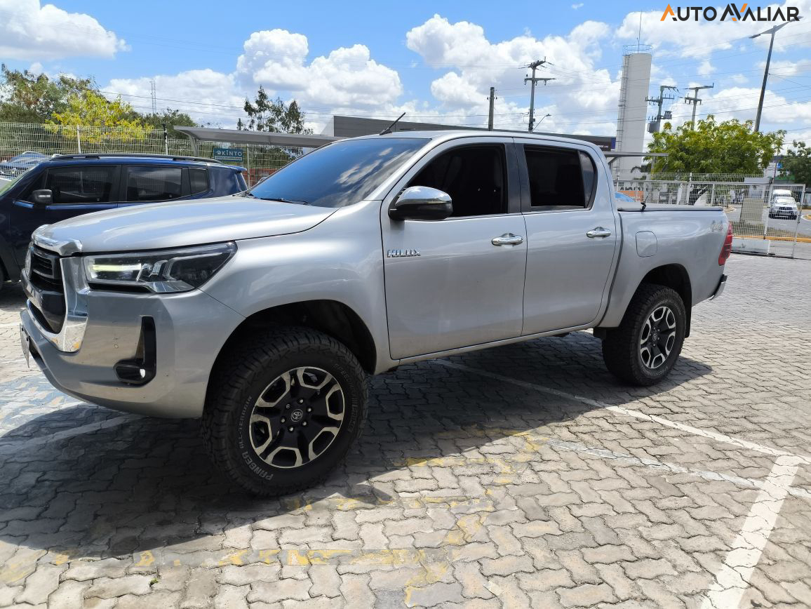TOYOTA HILUX 2.8 D-4D TURBO DIESEL CD SRX 4X4 AUTOMÁTICO