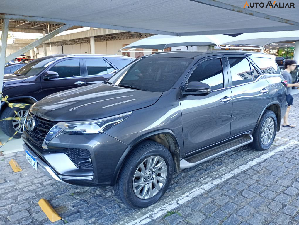 TOYOTA HILUX SW4 2.8 D-4D TURBO DIESEL SRX 7L 4X4 AUTOMÁTICO