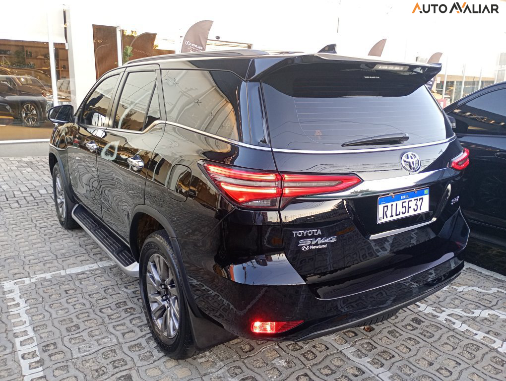 TOYOTA HILUX SW4 2.8 D-4D TURBO DIESEL SRX 7L 4X4 AUTOMÁTICO