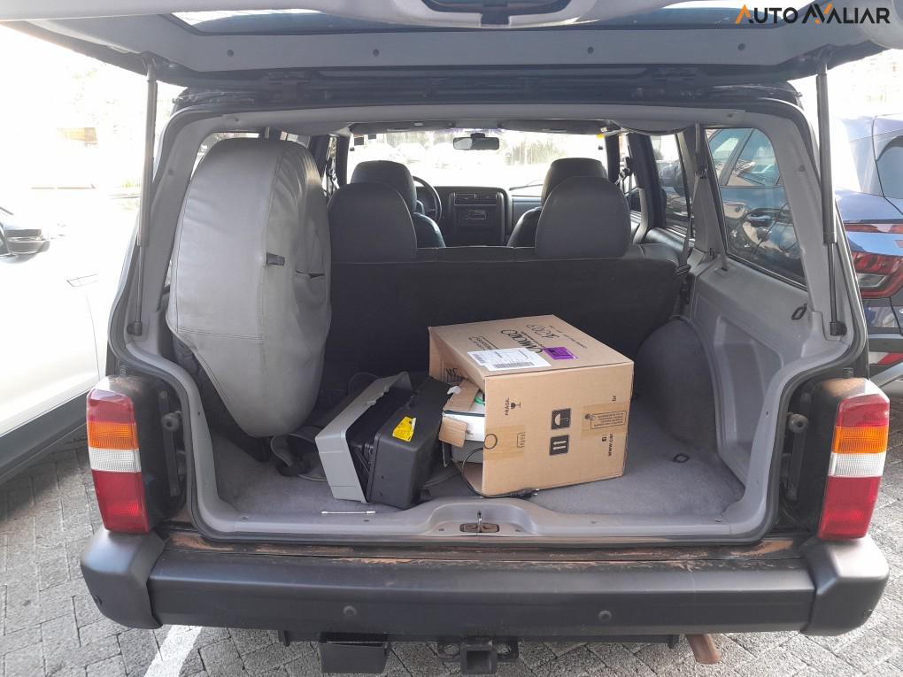 JEEP CHEROKEE 4.0 SPORT 4X4 6I 12V GASOLINA 4P AUTOMATICO