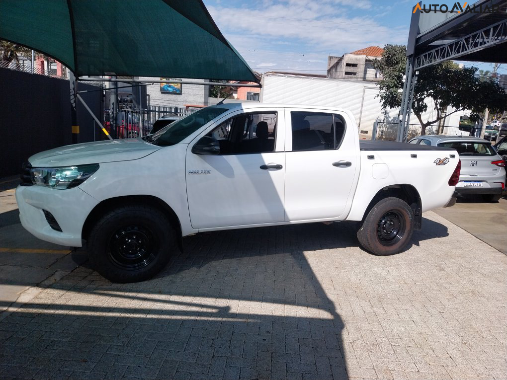 TOYOTA HILUX 2.8 NARROW 4X4 CD 16V DIESEL 4P MANUAL