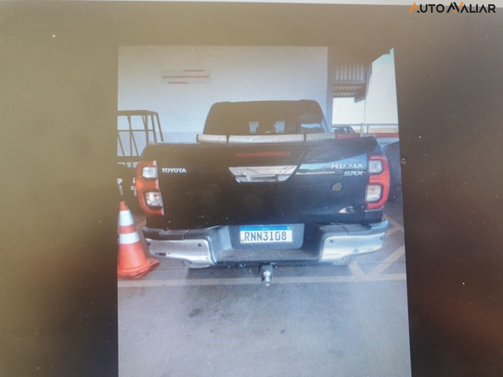 TOYOTA HILUX 2.8 D-4D TURBO DIESEL CD SRX 4X4 AUTOMÁTICO