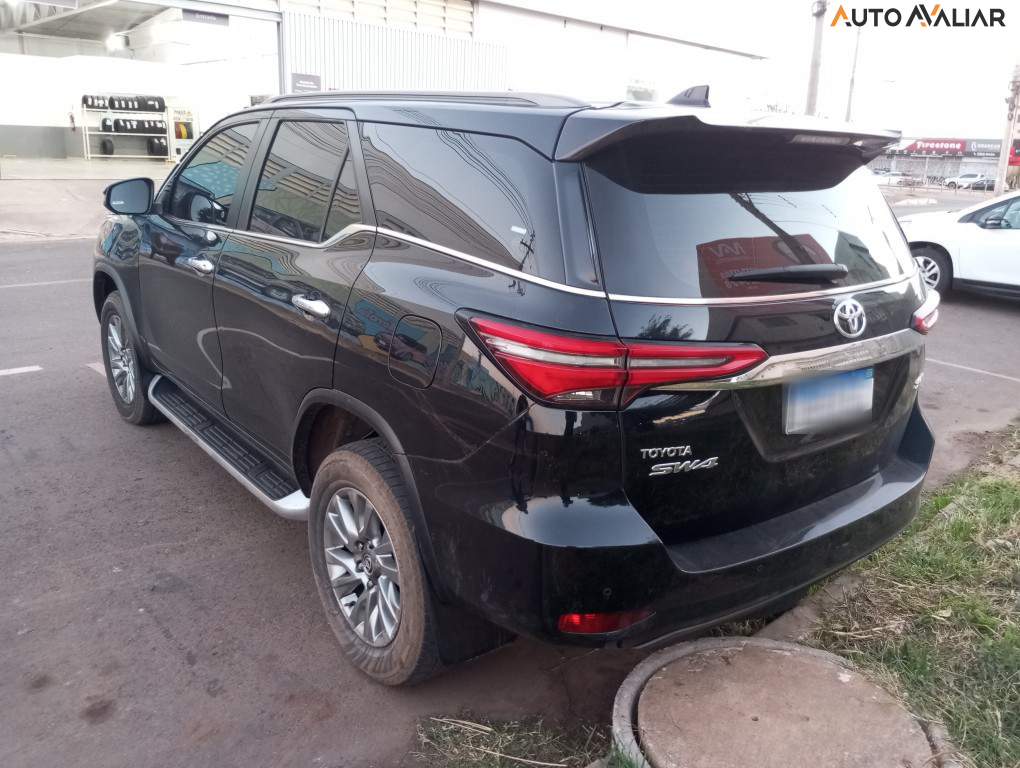 TOYOTA HILUX SW4 2.8 D-4D TURBO DIESEL SRX 7L 4X4 AUTOMÁTICO