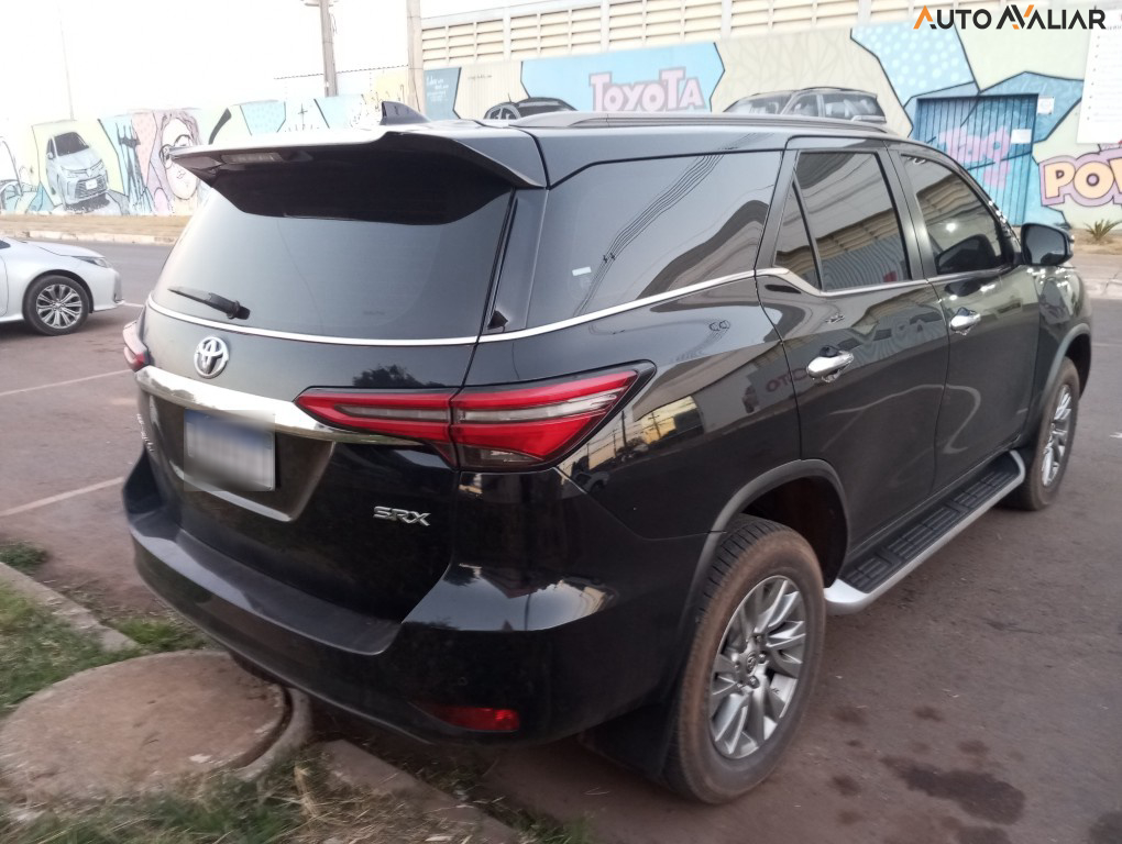 TOYOTA HILUX SW4 2.8 D-4D TURBO DIESEL SRX 7L 4X4 AUTOMÁTICO