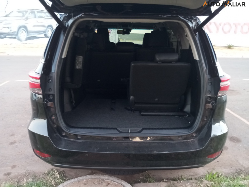TOYOTA HILUX SW4 2.8 D-4D TURBO DIESEL SRX 7L 4X4 AUTOMÁTICO