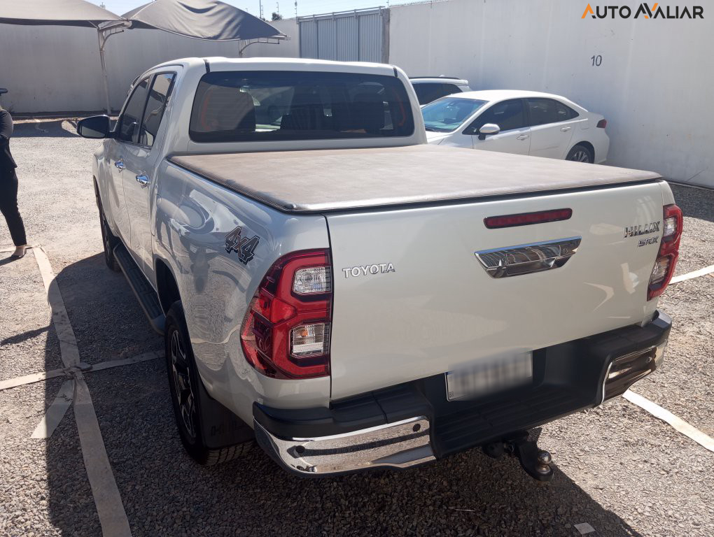 TOYOTA HILUX 2.8 D-4D TURBO DIESEL CD SRX 4X4 AUTOMÁTICO