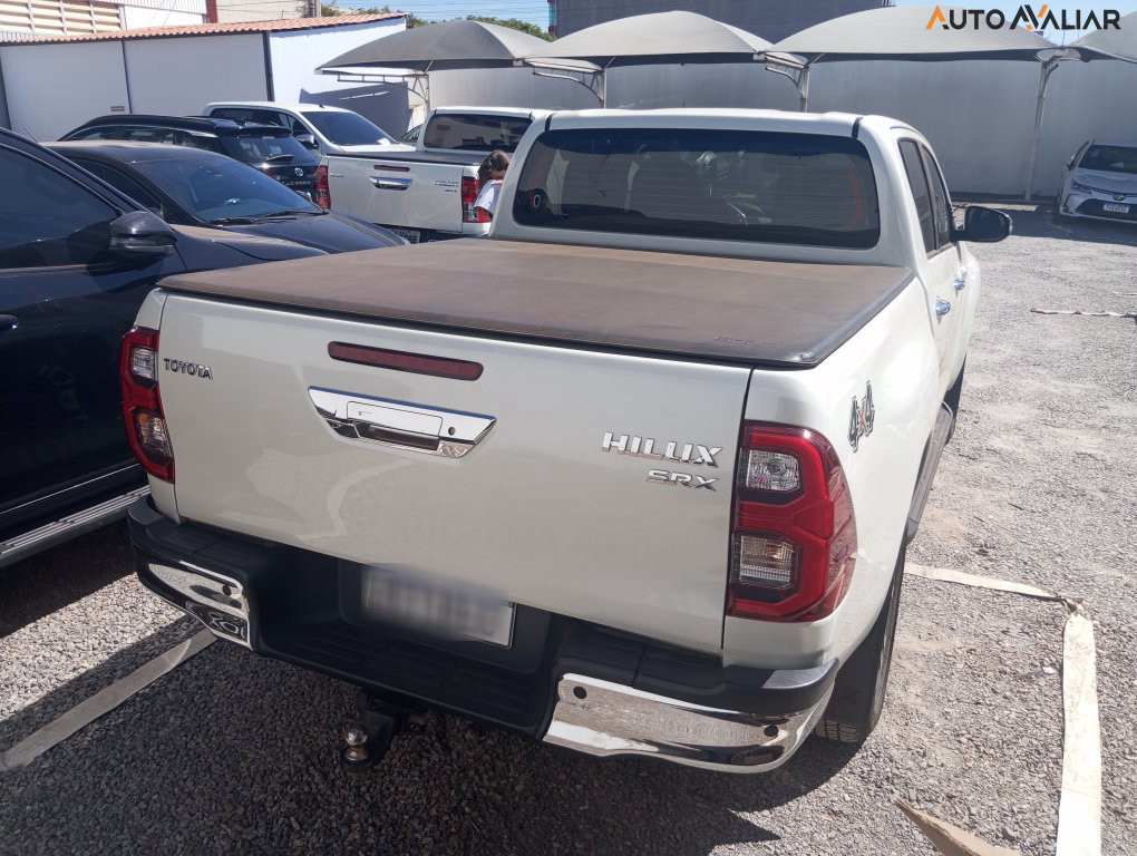 TOYOTA HILUX 2.8 D-4D TURBO DIESEL CD SRX 4X4 AUTOMÁTICO