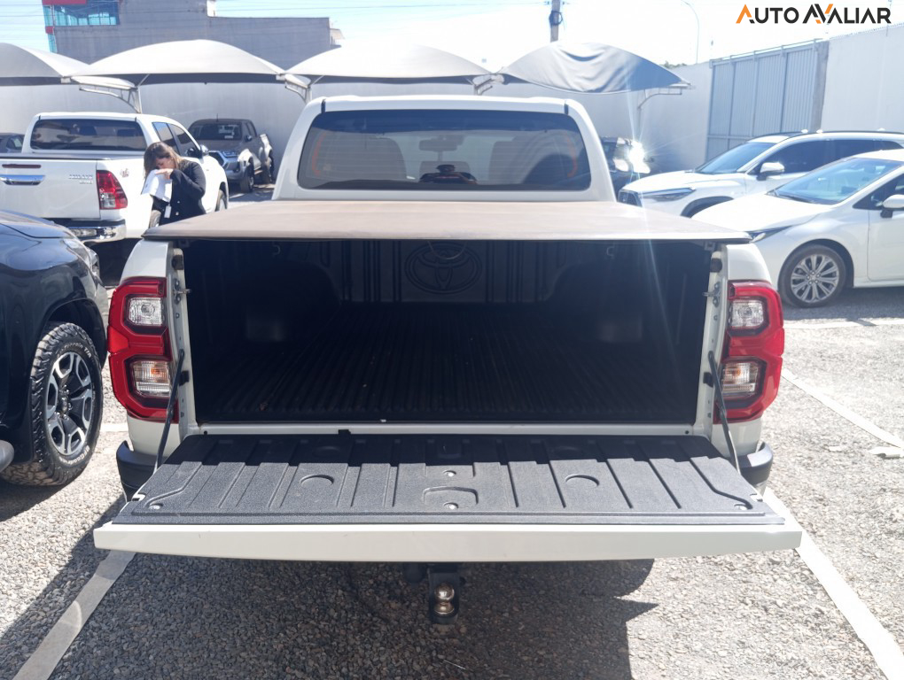 TOYOTA HILUX 2.8 D-4D TURBO DIESEL CD SRX 4X4 AUTOMÁTICO