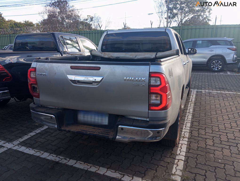 TOYOTA HILUX 2.8 D-4D TURBO DIESEL CD SRX 4X4 AUTOMÁTICO