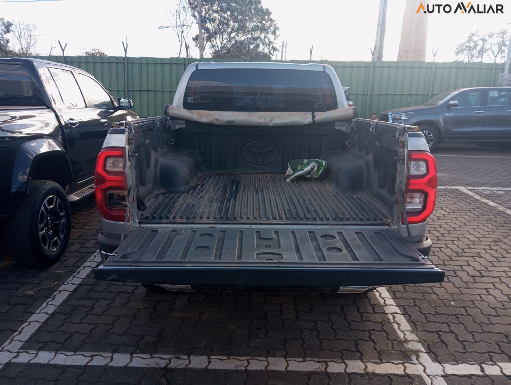 TOYOTA HILUX 2.8 D-4D TURBO DIESEL CD SRX 4X4 AUTOMÁTICO