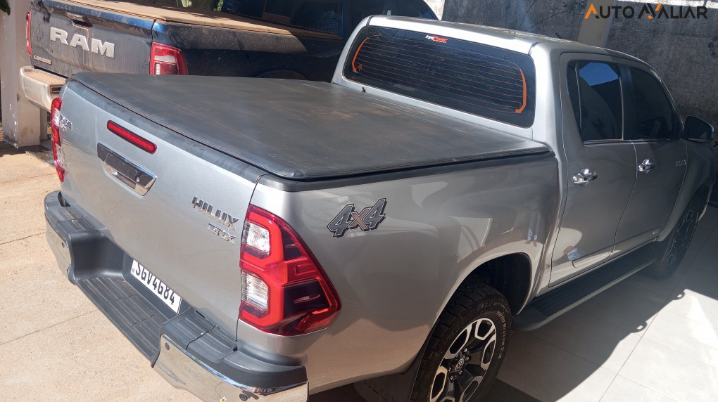 TOYOTA HILUX 2.8 D-4D TURBO DIESEL CD SRX 4X4 AUTOMÁTICO