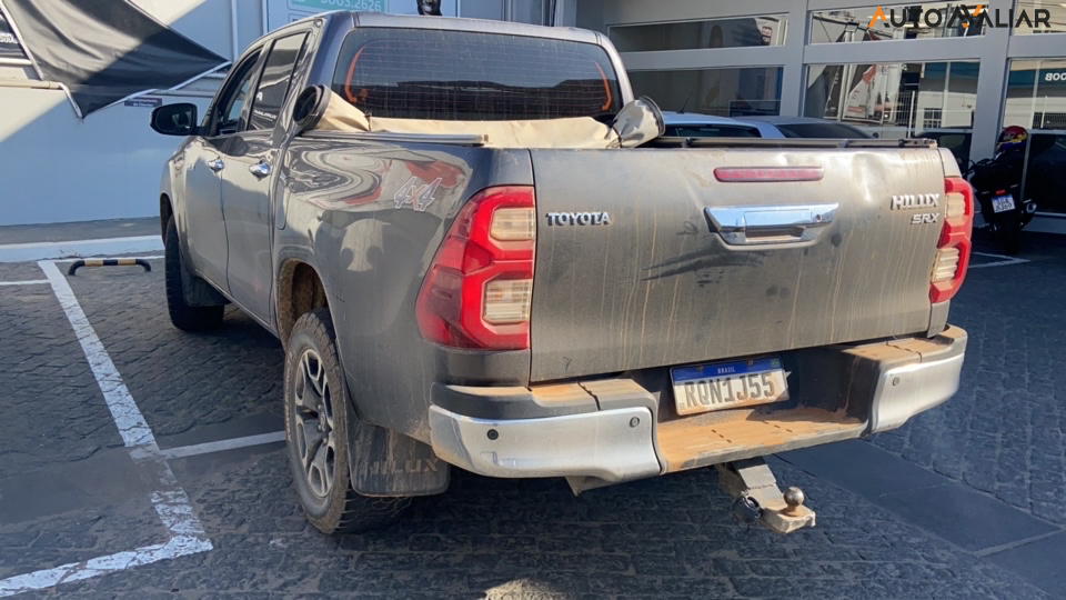 TOYOTA HILUX 2.8 D-4D TURBO DIESEL CD SRX 4X4 AUTOMÁTICO
