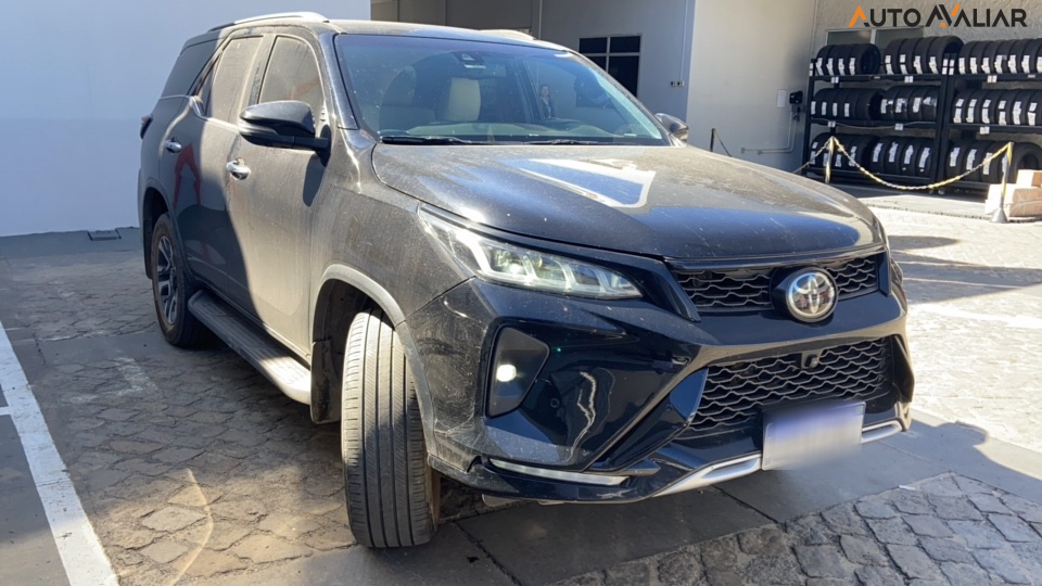 TOYOTA HILUX SW4 2.8 D-4D TURBO DIESEL DIAMOND 7L 4X4 AUTOMÁTICO