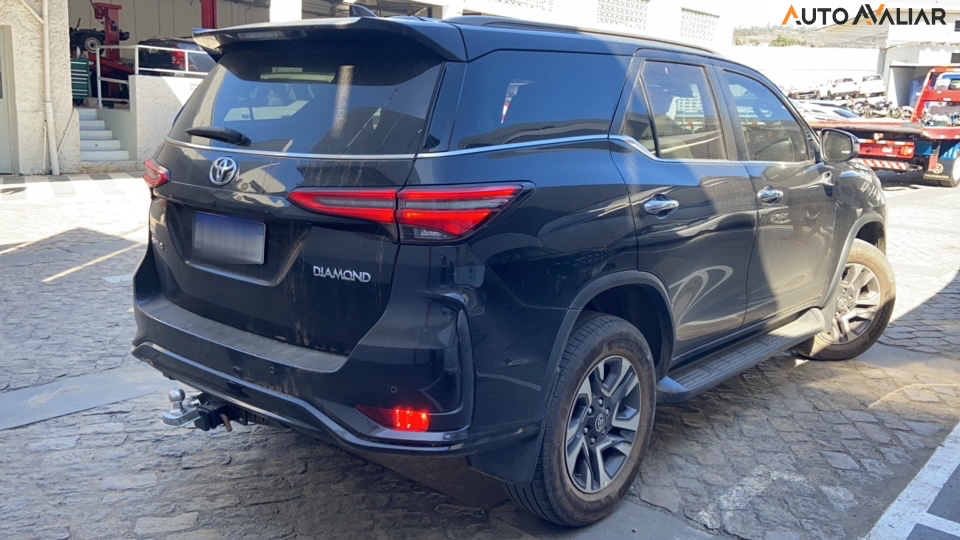 TOYOTA HILUX SW4 2.8 D-4D TURBO DIESEL DIAMOND 7L 4X4 AUTOMÁTICO