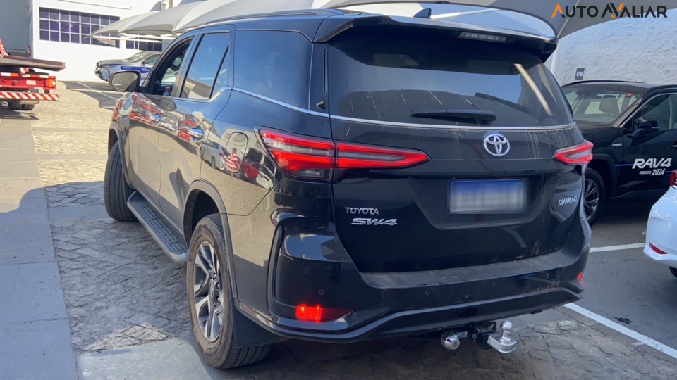 TOYOTA HILUX SW4 2.8 D-4D TURBO DIESEL DIAMOND 7L 4X4 AUTOMÁTICO