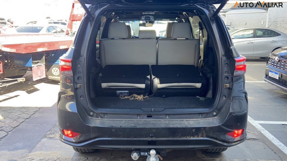 TOYOTA HILUX SW4 2.8 D-4D TURBO DIESEL DIAMOND 7L 4X4 AUTOMÁTICO