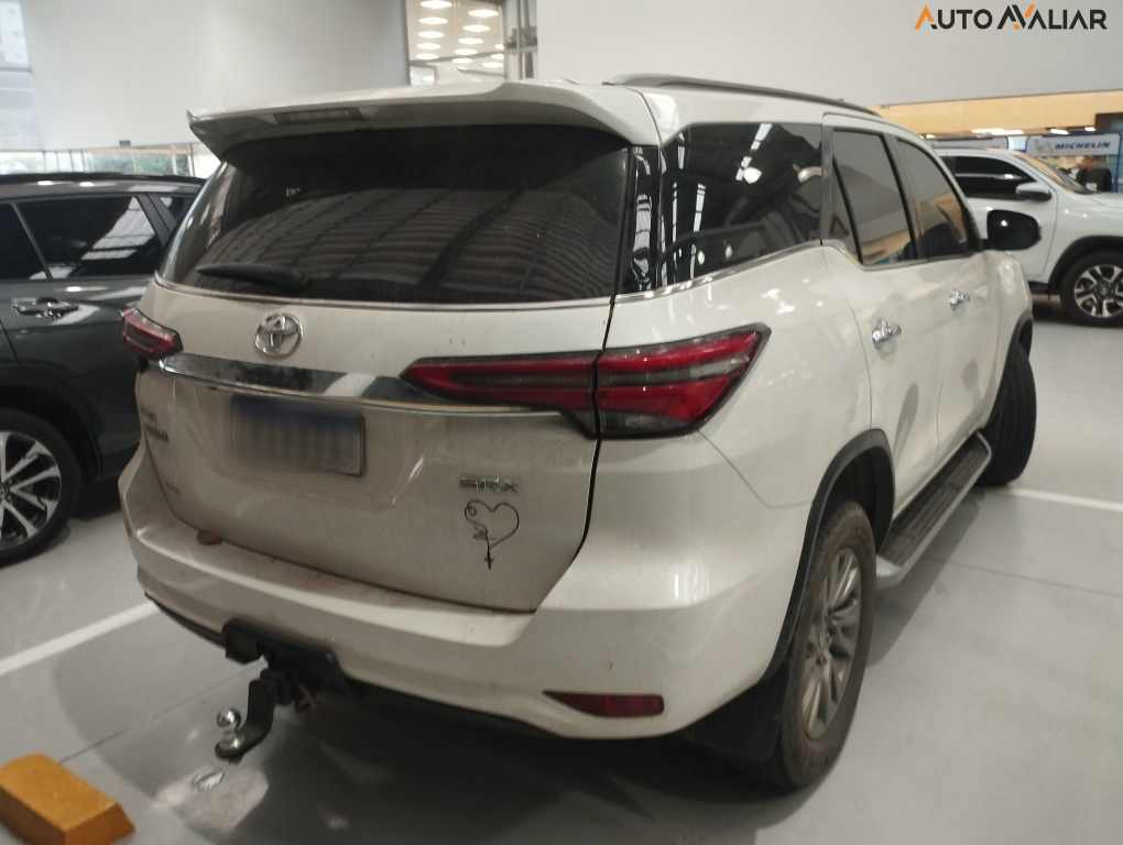 TOYOTA HILUX SW4 2.8 D-4D TURBO DIESEL SRX 7L 4X4 AUTOMÁTICO