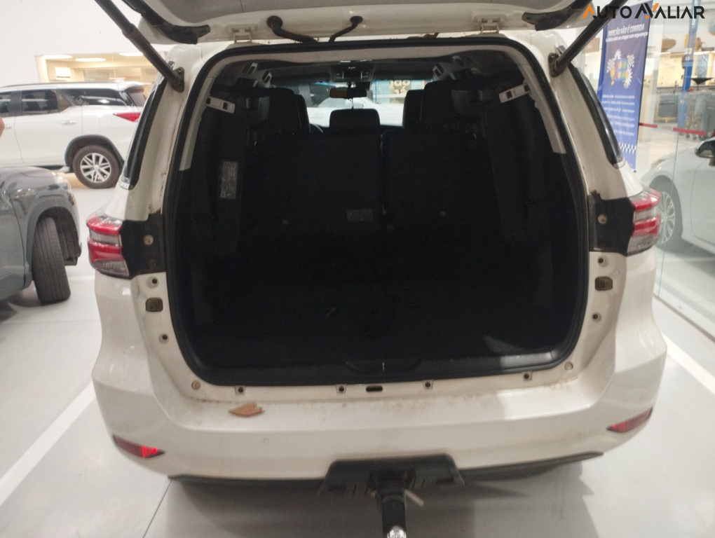 TOYOTA HILUX SW4 2.8 D-4D TURBO DIESEL SRX 7L 4X4 AUTOMÁTICO