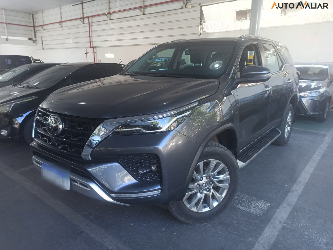 TOYOTA HILUX SW4 2.8 D-4D TURBO DIESEL SRX 7L 4X4 AUTOMÁTICO