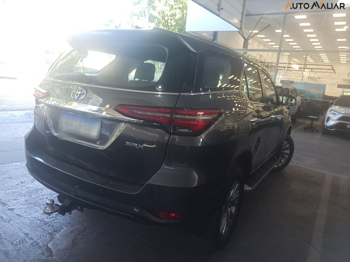 TOYOTA HILUX SW4 2.8 D-4D TURBO DIESEL SRX 7L 4X4 AUTOMÁTICO