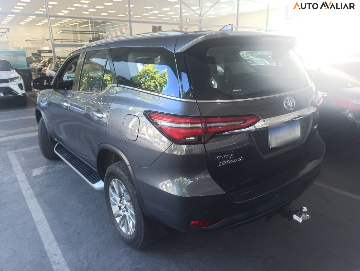 TOYOTA HILUX SW4 2.8 D-4D TURBO DIESEL SRX 7L 4X4 AUTOMÁTICO