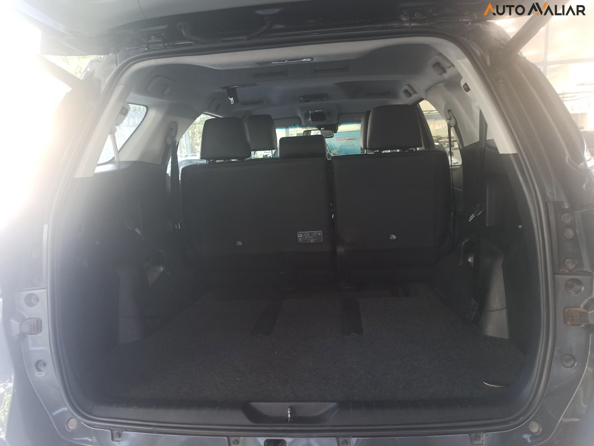 TOYOTA HILUX SW4 2.8 D-4D TURBO DIESEL SRX 7L 4X4 AUTOMÁTICO