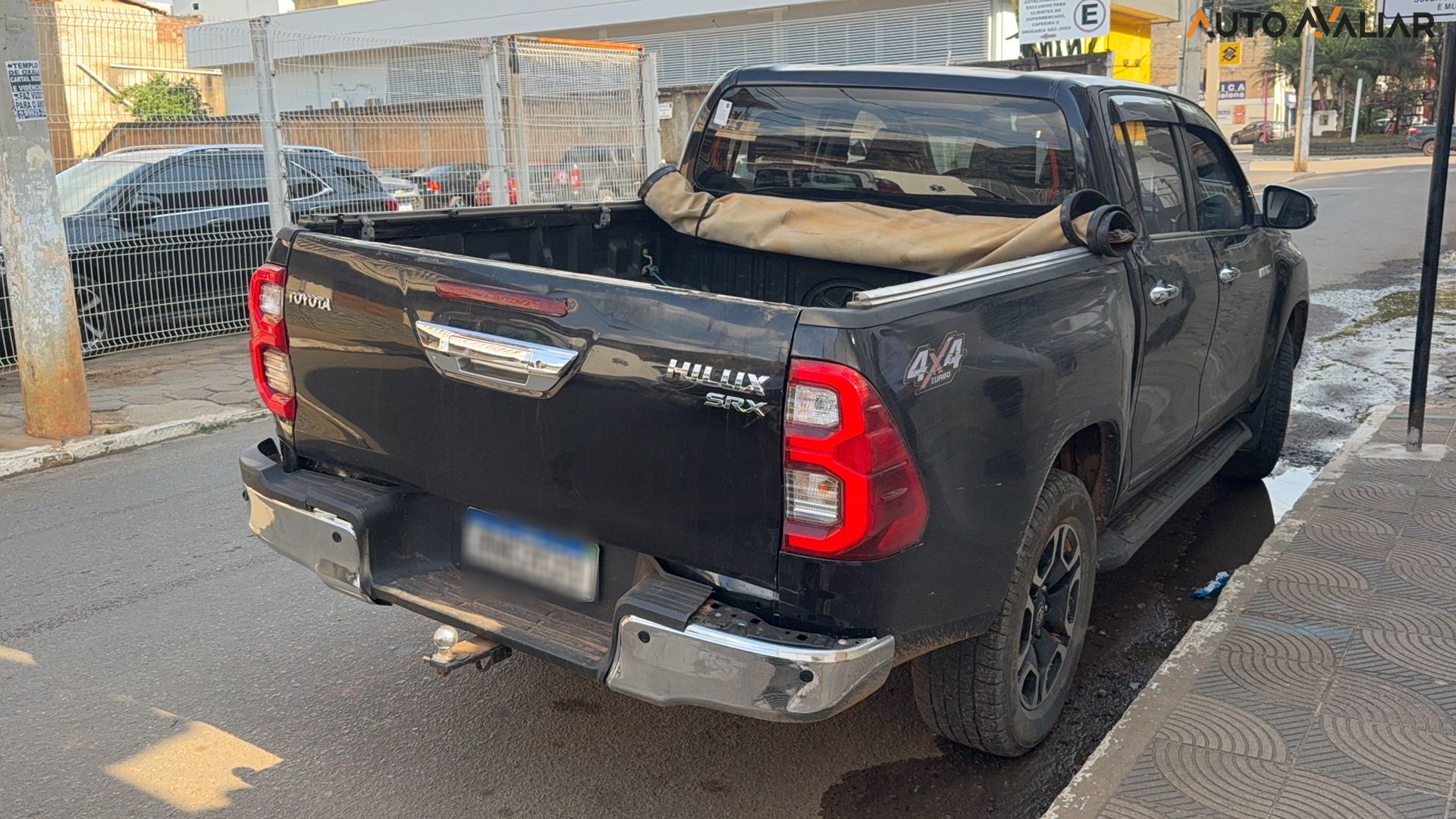 TOYOTA HILUX 2.8 D-4D TURBO DIESEL CD SRX 4X4 AUTOMÁTICO