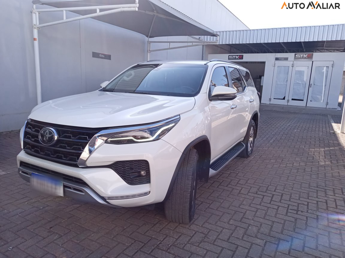 TOYOTA HILUX SW4 2.8 D-4D TURBO DIESEL SRX 7L 4X4 AUTOMÁTICO