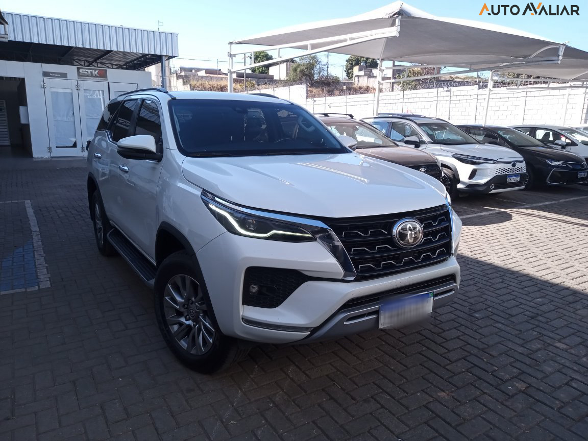 TOYOTA HILUX SW4 2.8 D-4D TURBO DIESEL SRX 7L 4X4 AUTOMÁTICO