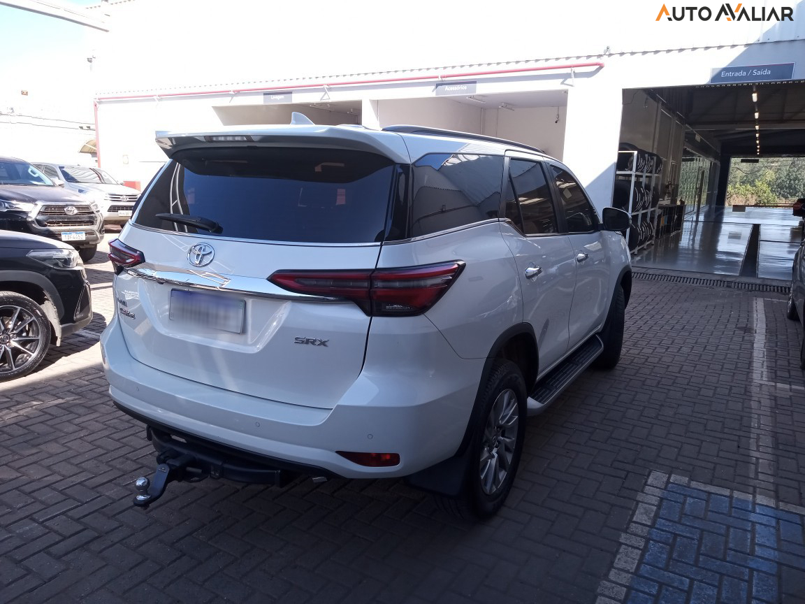 TOYOTA HILUX SW4 2.8 D-4D TURBO DIESEL SRX 7L 4X4 AUTOMÁTICO