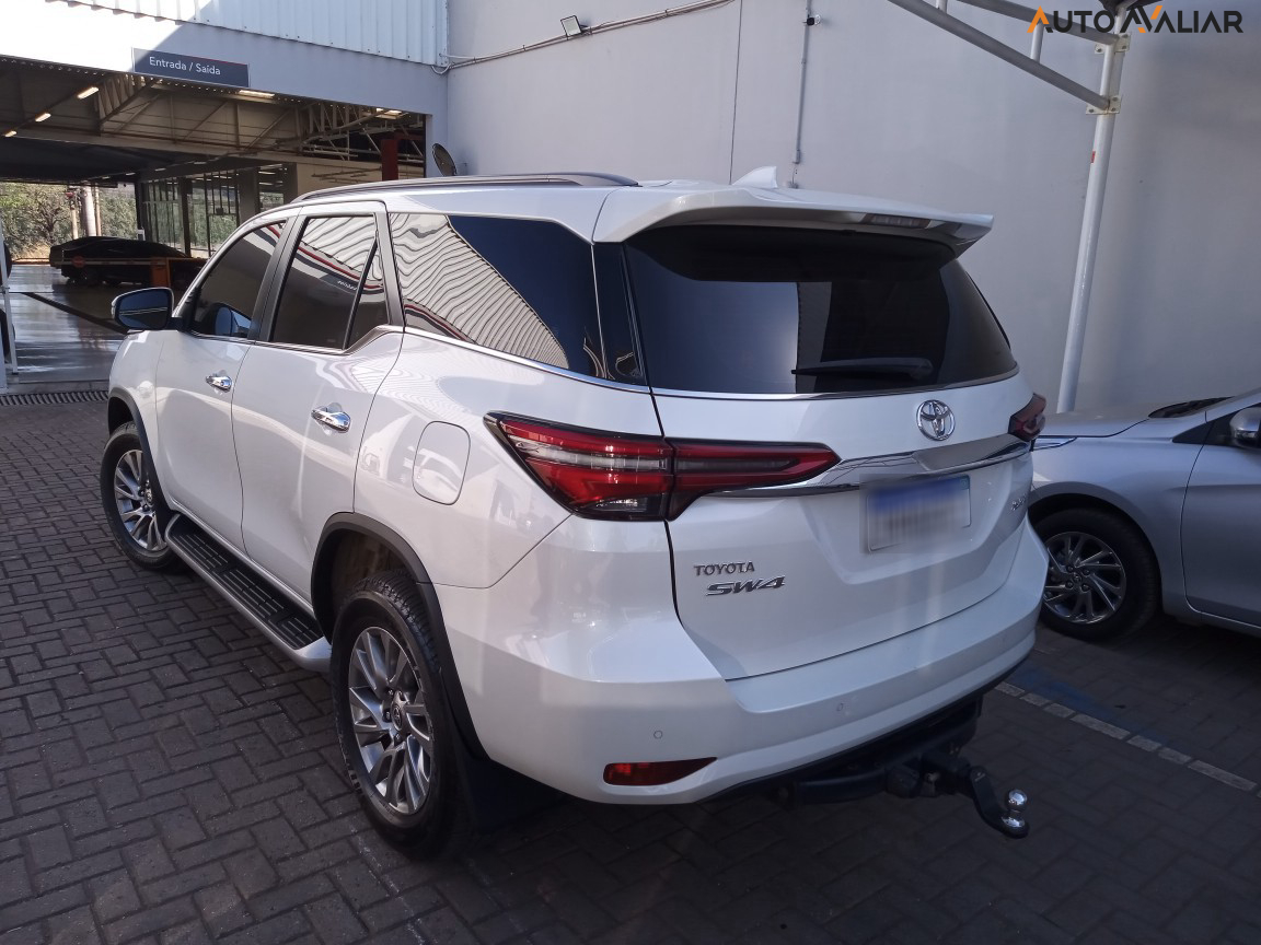 TOYOTA HILUX SW4 2.8 D-4D TURBO DIESEL SRX 7L 4X4 AUTOMÁTICO