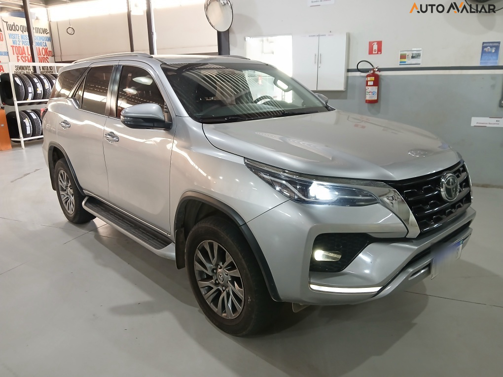 TOYOTA HILUX SW4 2.8 D-4D TURBO DIESEL SRX 7L 4X4 AUTOMÁTICO