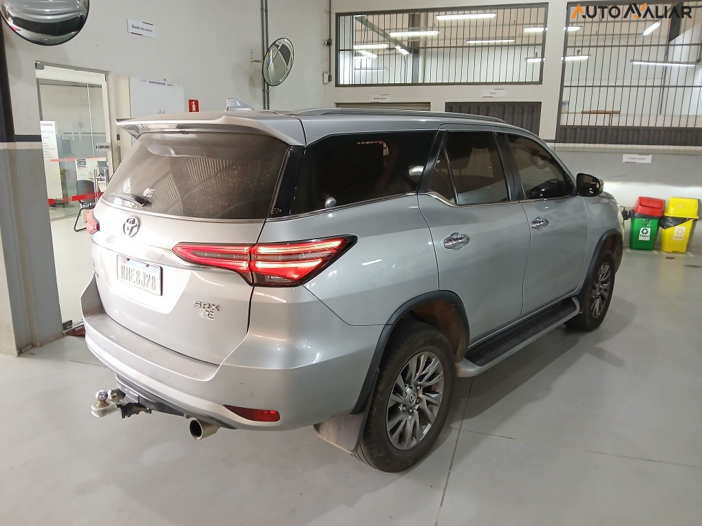 TOYOTA HILUX SW4 2.8 D-4D TURBO DIESEL SRX 7L 4X4 AUTOMÁTICO