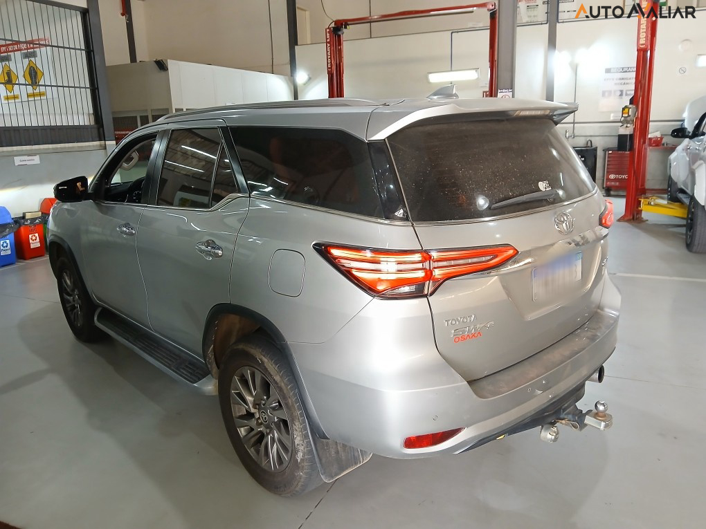 TOYOTA HILUX SW4 2.8 D-4D TURBO DIESEL SRX 7L 4X4 AUTOMÁTICO