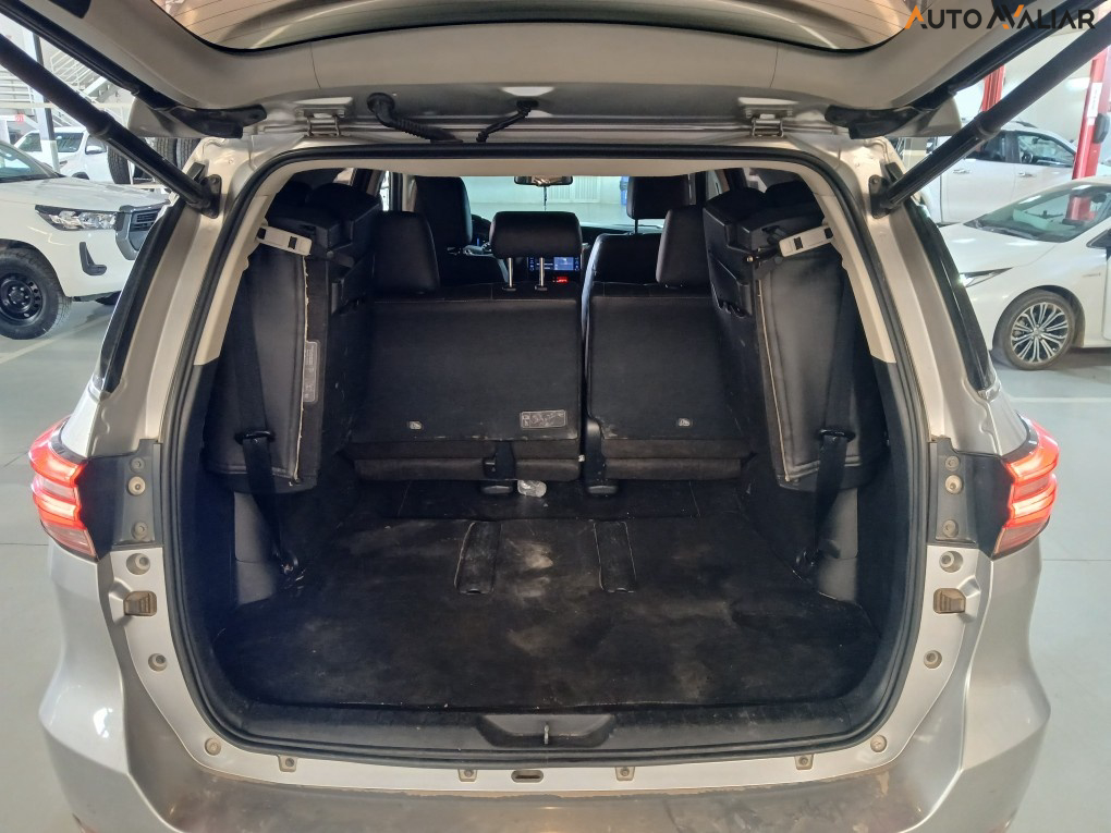 TOYOTA HILUX SW4 2.8 D-4D TURBO DIESEL SRX 7L 4X4 AUTOMÁTICO