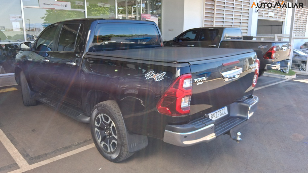 TOYOTA HILUX 2.8 D-4D TURBO DIESEL CD SRX 4X4 AUTOMÁTICO