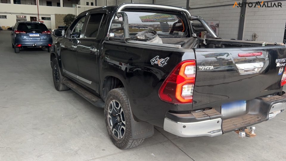 TOYOTA HILUX 2.8 D-4D TURBO DIESEL CD SRX 4X4 AUTOMÁTICO