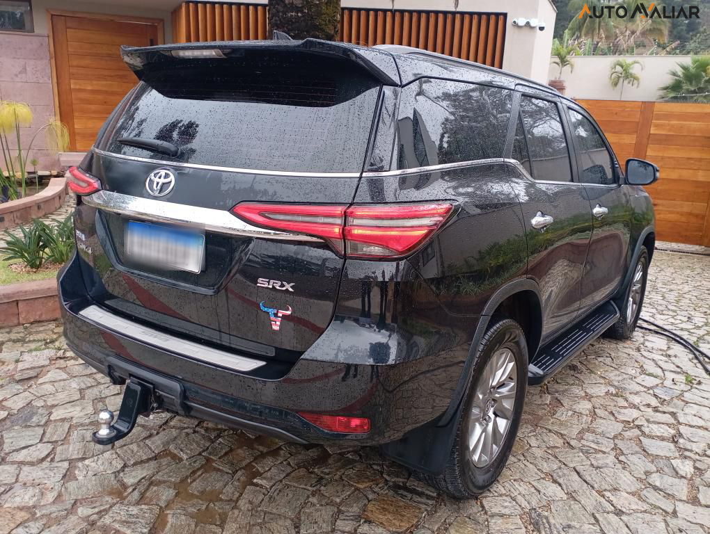 TOYOTA HILUX SW4 2.8 D-4D TURBO DIESEL SRX 4X4 AUTOMÁTICO