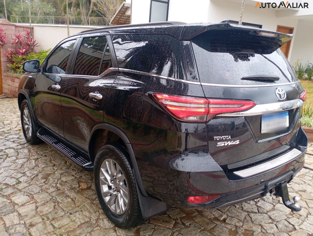 TOYOTA HILUX SW4 2.8 D-4D TURBO DIESEL SRX 4X4 AUTOMÁTICO