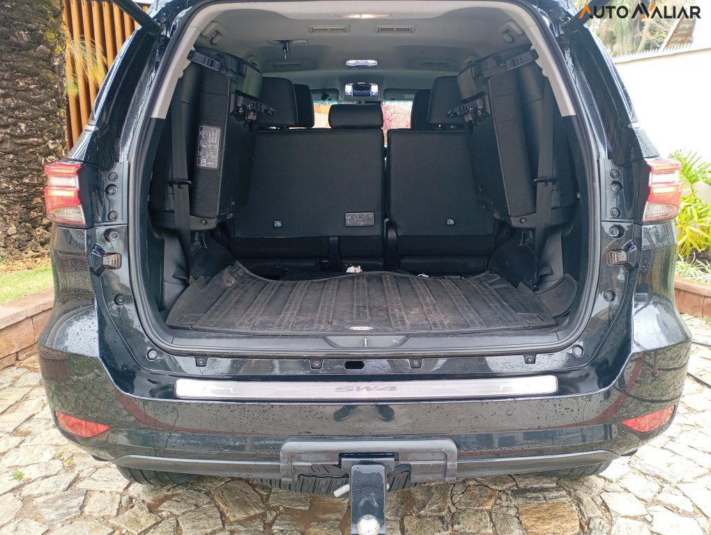 TOYOTA HILUX SW4 2.8 D-4D TURBO DIESEL SRX 4X4 AUTOMÁTICO