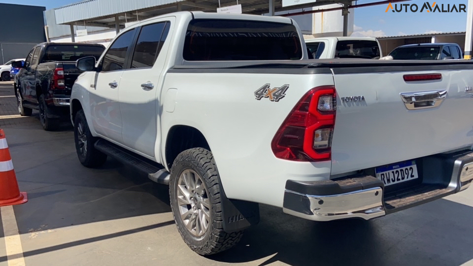 TOYOTA HILUX 2.8 D-4D TURBO DIESEL CD SRX 4X4 AUTOMÁTICO