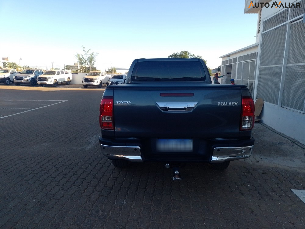 TOYOTA HILUX 2.8 D-4D TURBO DIESEL CD SR 4X4 AUTOMÁTICO