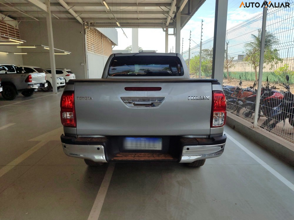 TOYOTA HILUX 2.8 D-4D TURBO DIESEL CD SR 4X4 AUTOMÁTICO