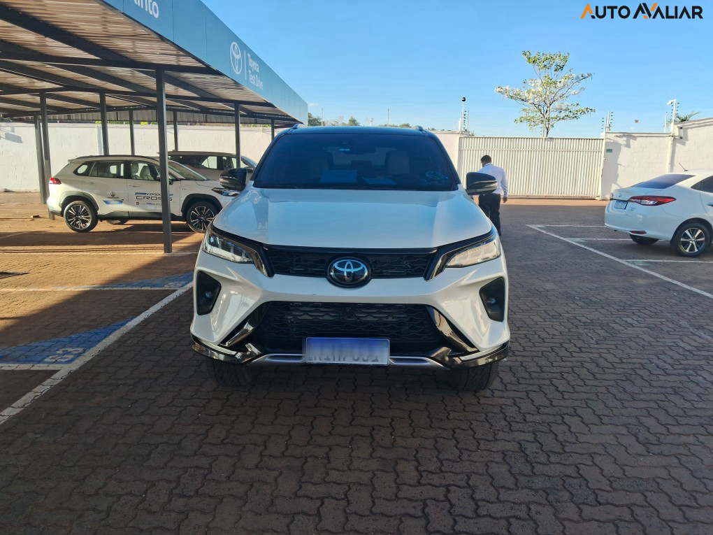TOYOTA HILUX SW4 2.8 D-4D TURBO DIESEL DIAMOND 7L 4X4 AUTOMÁTICO