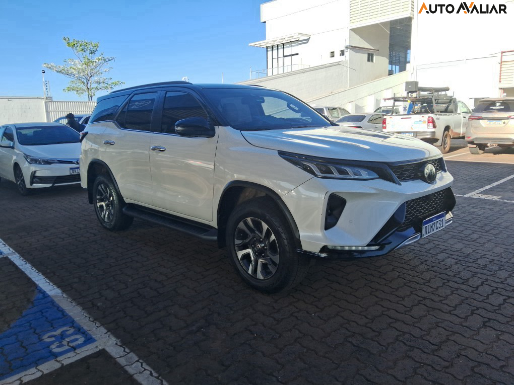 TOYOTA HILUX SW4 2.8 D-4D TURBO DIESEL DIAMOND 7L 4X4 AUTOMÁTICO