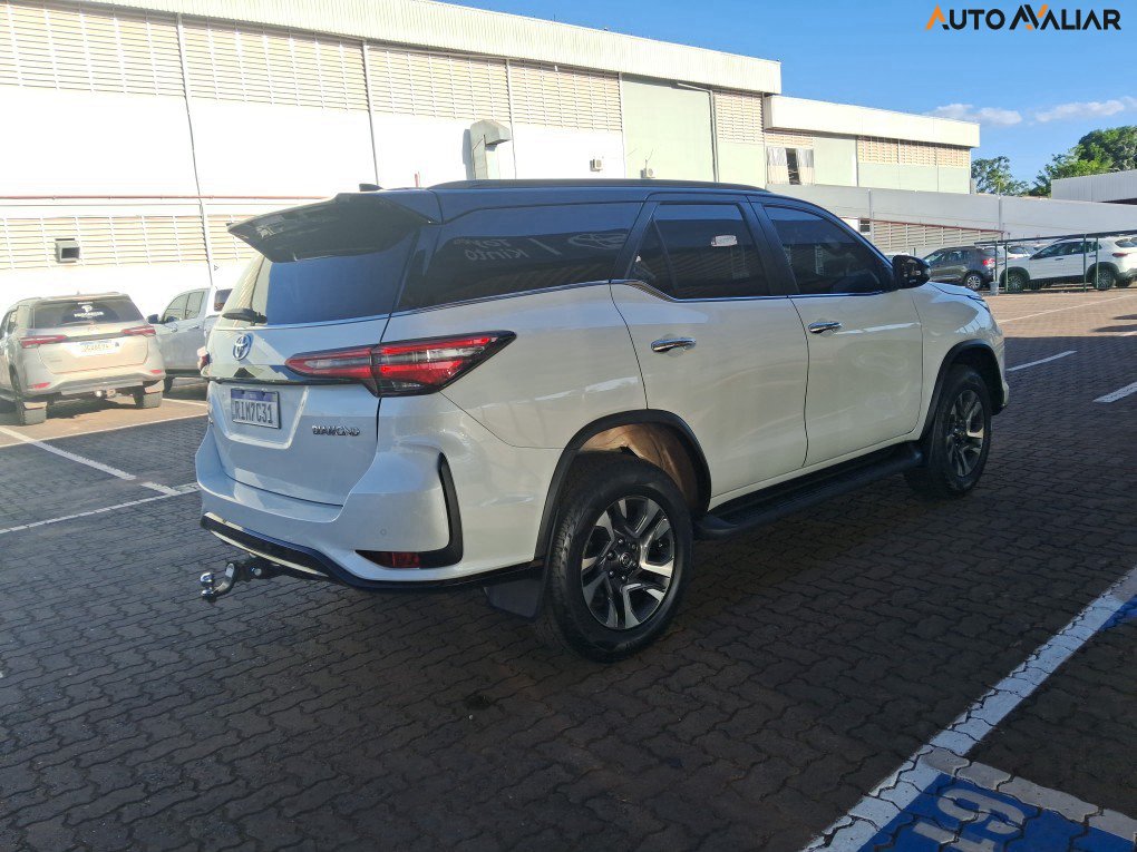 TOYOTA HILUX SW4 2.8 D-4D TURBO DIESEL DIAMOND 7L 4X4 AUTOMÁTICO