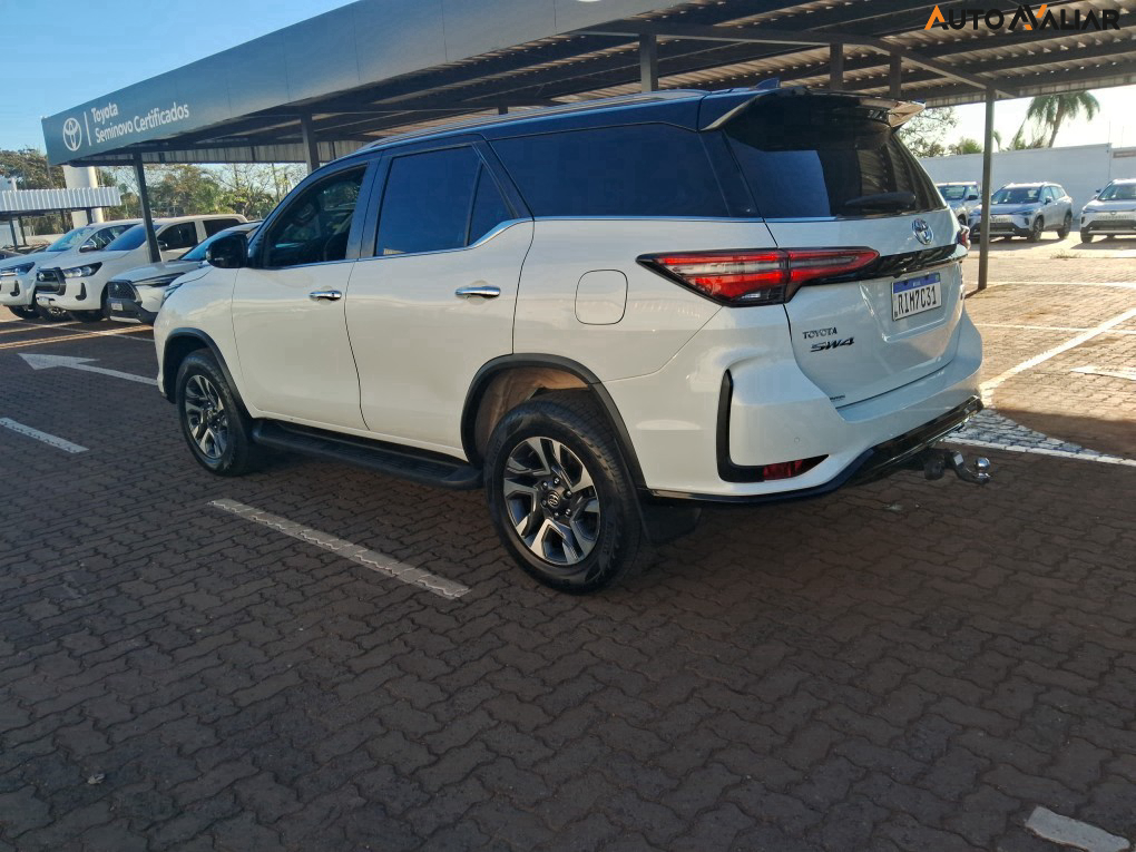 TOYOTA HILUX SW4 2.8 D-4D TURBO DIESEL DIAMOND 7L 4X4 AUTOMÁTICO
