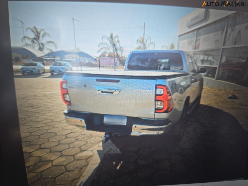 TOYOTA HILUX 2.8 D-4D TURBO DIESEL CD SRX 4X4 AUTOMÁTICO