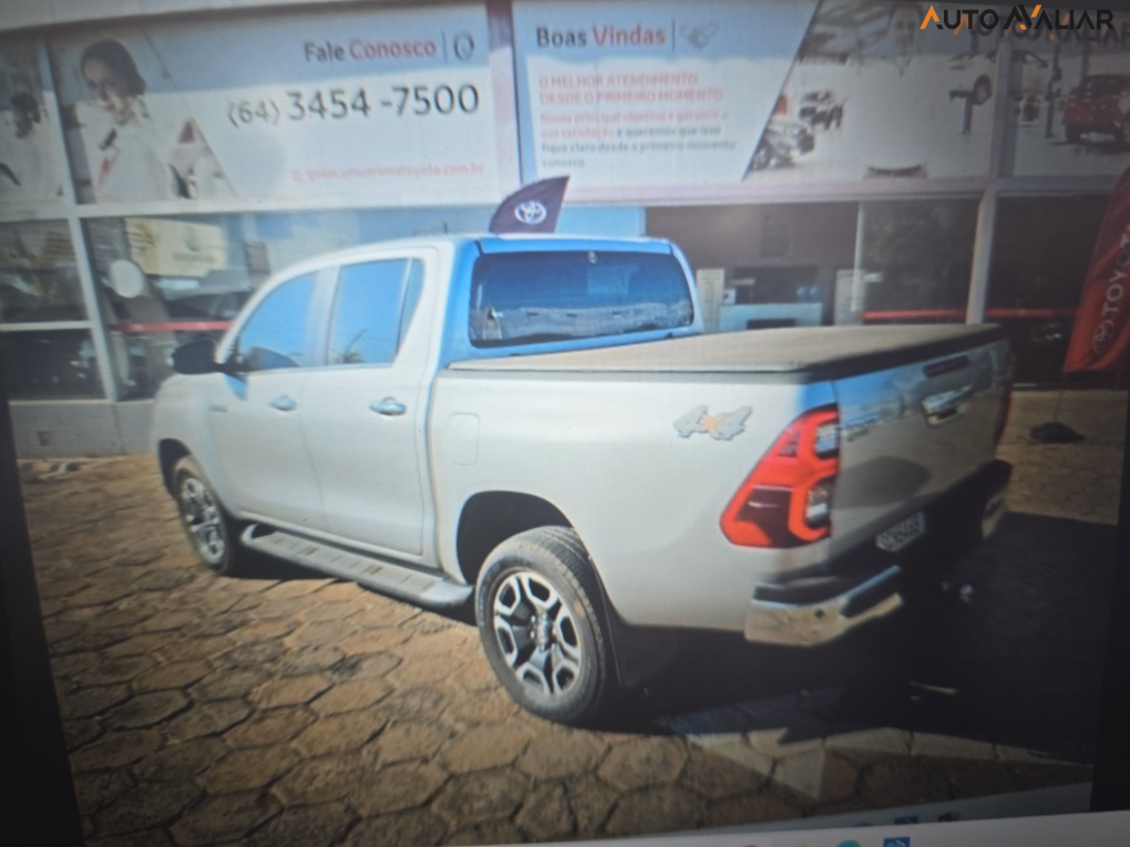 TOYOTA HILUX 2.8 D-4D TURBO DIESEL CD SRX 4X4 AUTOMÁTICO