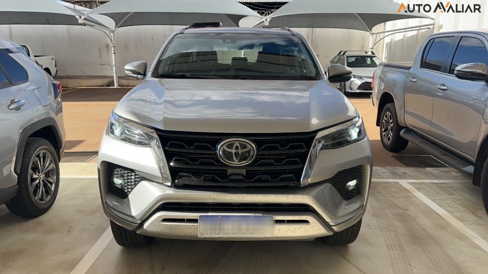 TOYOTA HILUX SW4 2.8 D-4D TURBO DIESEL SRX 4X4 AUTOMÁTICO